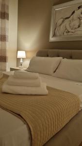 A bed or beds in a room at Dudi Apartment