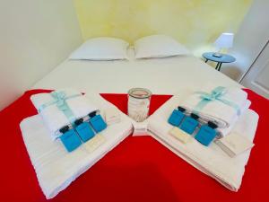 Una cama con toallas blancas y cajas azules. en Le Croix Rousse Jacquard en Lyon