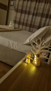 A bed or beds in a room at Dudi Apartment