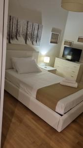 A bed or beds in a room at Dudi Apartment