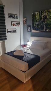 A bed or beds in a room at Dudi Apartment