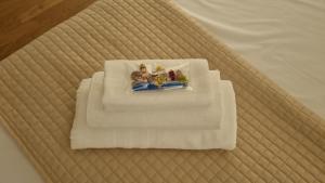 een witte handdoek op een bed bij Dudi Apartment in Palermo