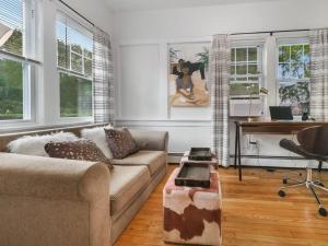 Ruang duduk di MidCentury Mod Suite, Hudson River/Mt Beacon Views