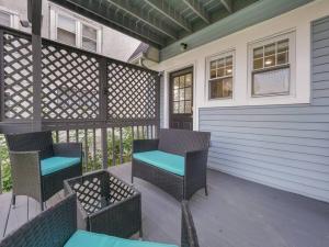 Ruang duduk di MidCentury Mod Suite, Hudson River/Mt Beacon Views