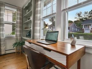 Televisyen dan/atau pusat hiburan di MidCentury Mod Suite, Hudson River/Mt Beacon Views