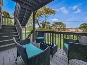 Balkoni atau teres di MidCentury Mod Suite, Hudson River/Mt Beacon Views
