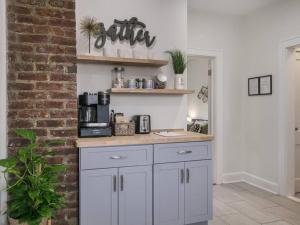 Dapur atau dapur kecil di MidCentury Mod Suite, Hudson River/Mt Beacon Views