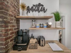 Kemudahan buat kopi dan teh di MidCentury Mod Suite, Hudson River/Mt Beacon Views