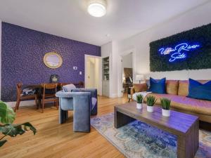Televisyen dan/atau pusat hiburan di MidCentury Mod Suite, Hudson River/Mt Beacon Views