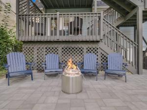 Ruang duduk di MidCentury Mod Suite, Hudson River/Mt Beacon Views