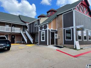 un parking en face d'un bâtiment dans l'établissement Stratford House Inn, à Branson