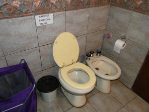 un baño con inodoro y bidé en Abedules, en Dina Huapi 26 fotos más