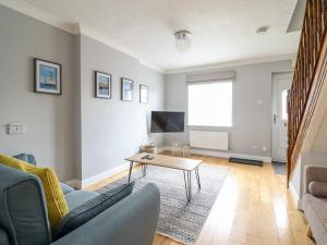 sala de estar con sofá y mesa en 4 Plas Newydd, en Llandudno