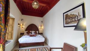 Postel nebo postele na pokoji v ubytování RIAD DAR En-Nawat