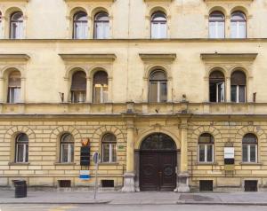 um grande edifício com uma porta em frente em Rainbow Rooms em Ljubljana