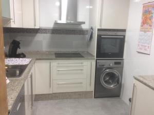 Kuchyň nebo kuchyňský kout v ubytování Precioso duplex con piscina y parking