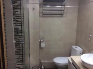 Koupelna v ubytování Precioso duplex con piscina y parking