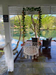 einen Pavillon mit einem Tisch und Stühlen auf einer Terrasse in der Unterkunft River Luxury House in Bihać
