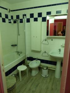een badkamer met 2 wastafels, een toilet en een bad bij Résidence Saint-Nicolas Granville in Granville