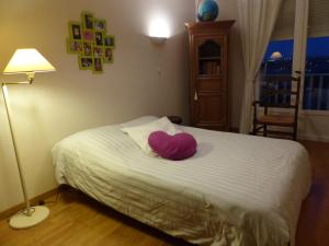 łóżko z poduszką w kształcie różowego serca w obiekcie Résidence Saint-Nicolas Granville w mieście Granville