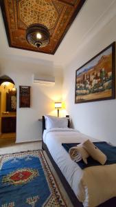 Postel nebo postele na pokoji v ubytování RIAD DAR En-Nawat