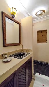 y baño con lavabo y espejo. en RIAD DAR En-Nawat en Marrakech