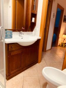 La salle de bains est pourvue d'un lavabo et de toilettes. dans l'établissement 200 m from the beach - WiFi - Air Conditioning, à San Pietro in Bevagna