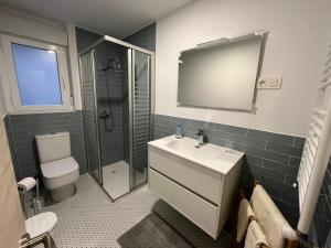 a bathroom with a sink and a shower and a toilet at Feeling Home Lope de Fenar in León