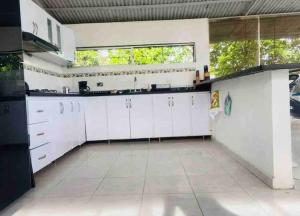 Una cocina o cocineta en Finca La Felicidad