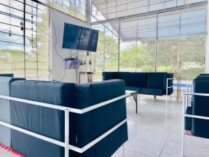 Una televisión o centro de entretenimiento en Finca La Felicidad