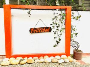 Un certificado, premio, letrero u otro documento en Finca La Felicidad