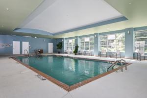 una gran piscina en una habitación grande en Holiday Inn Express Charlotte Southeast - Matthews, an IHG Hotel en Charlotte