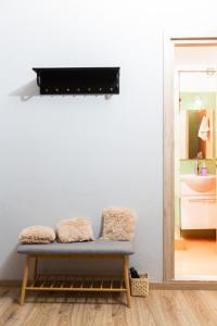 une chambre avec un banc et un miroir dans l'établissement MATILDA Central Apartment, à Égine