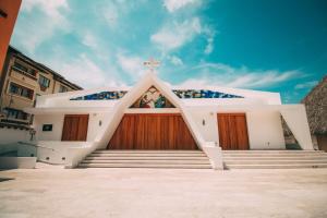 eine Kirche mit Holztür und Kreuz in der Unterkunft Canto del Sol Puerto Vallarta All Inclusive in Puerto Vallarta