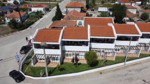 una vista aérea de una fila de casas con techos en Hotel Loga, en Tycherón