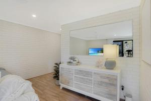Beachfront Styled 2 BR Apt w Pool at Buddina客房内的一张或多张床位