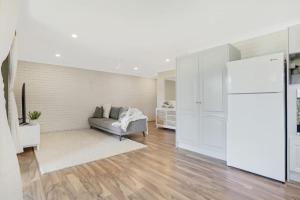 Beachfront Styled 2 BR Apt w Pool at Buddina客房内的一张或多张床位
