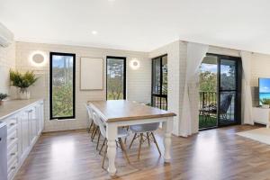 巴迪纳Beachfront Styled 2 BR Apt w Pool at Buddina的配有桌椅的厨房和餐厅
