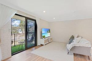 Beachfront Styled 2 BR Apt w Pool at Buddina的电视和/或娱乐中心