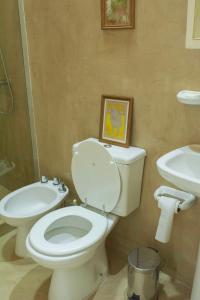 a bathroom with a toilet and a sink at Casa Bodega Antucura in Vista Flores