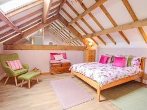 Un pat sau paturi într-o cameră la Yew Tree Farm