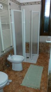 a bathroom with a shower and a toilet and a sink at B&B Manzoni Resort in Brindisi