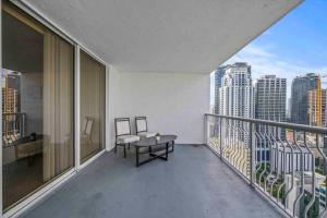 balcón con mesa y vistas a la ciudad en PH Luxury 1 Bed 1 Bath • Brickell • Ocean Views, en Miami