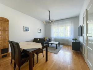 Una sala de estar con una mesa y un comedor. en Hestia Apartment, en Zagreb