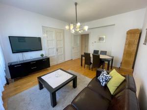 una sala de estar con un sofá y una mesa en Hestia Apartment, en Zagreb