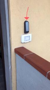 a cell phone sitting on the side of a wall at Casa con giardino vicino al mare in Massa