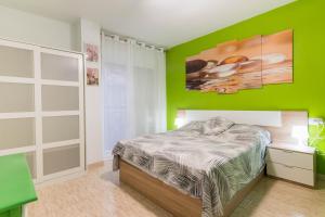 um quarto verde com uma cama e uma parede verde em Apartamento Marqués de Ordoño em Múrcia