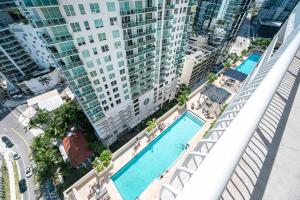 una vista aérea de una piscina en una ciudad con edificios altos en Luxurious 1 Bed Apartment in Brickell • Ocean View, en Miami