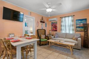 ein Wohnzimmer mit einem Sofa und einem Tisch in der Unterkunft Island Time 1BR WATERFRONT Apt with View of the Bay in Tampa