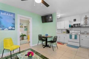 a kitchen with a table and chairs in a room at Deco Drive WATERFRONT 1Bed Apartment on the Bay in Tampa